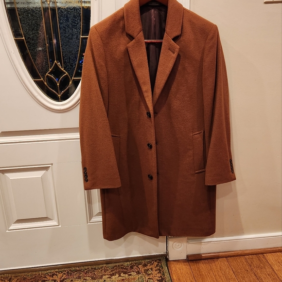 Men's light-medium brown overcoat in 42R. Like new. - Picture 4 of 6
